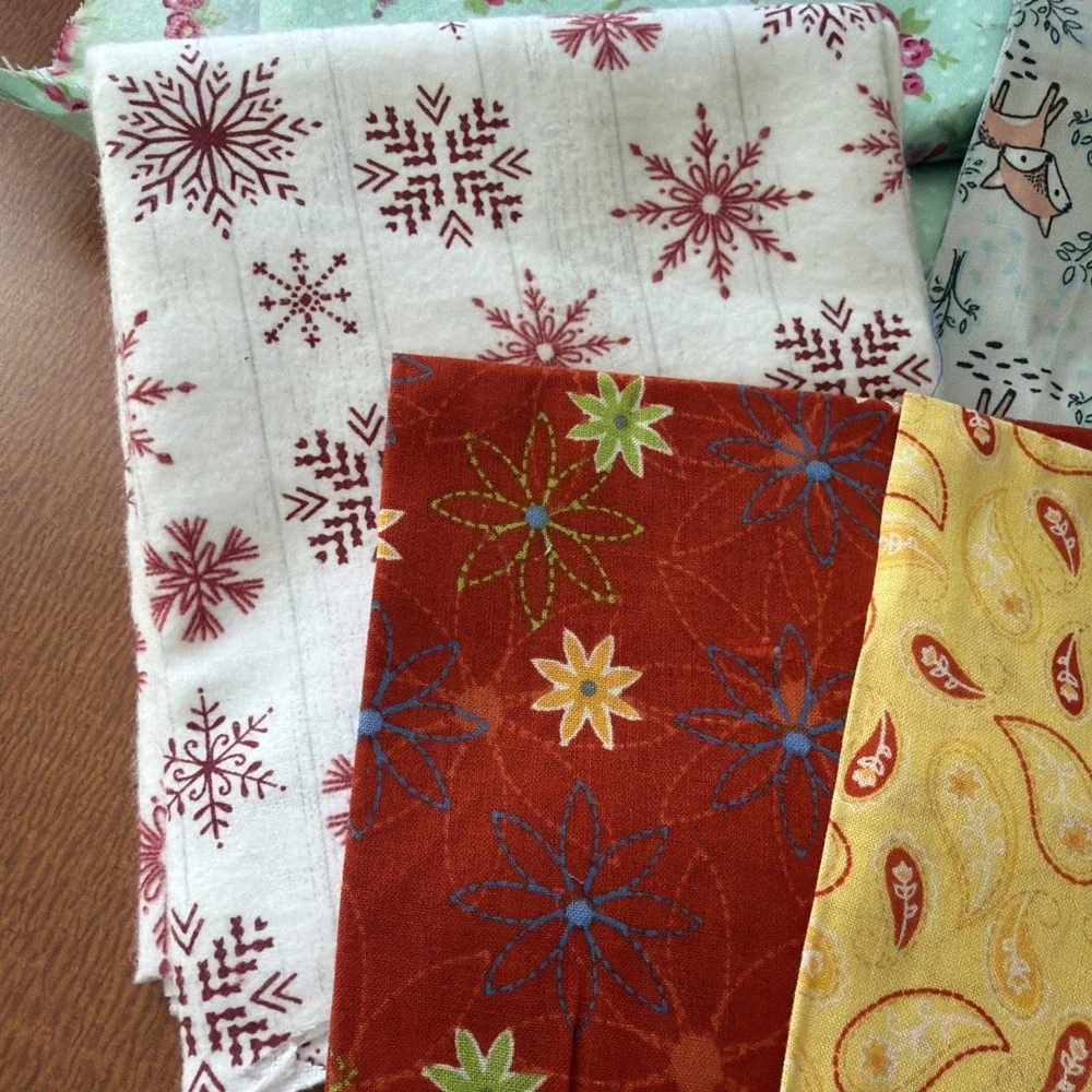 Fabric Squares & Remnants Mixed Lot‎